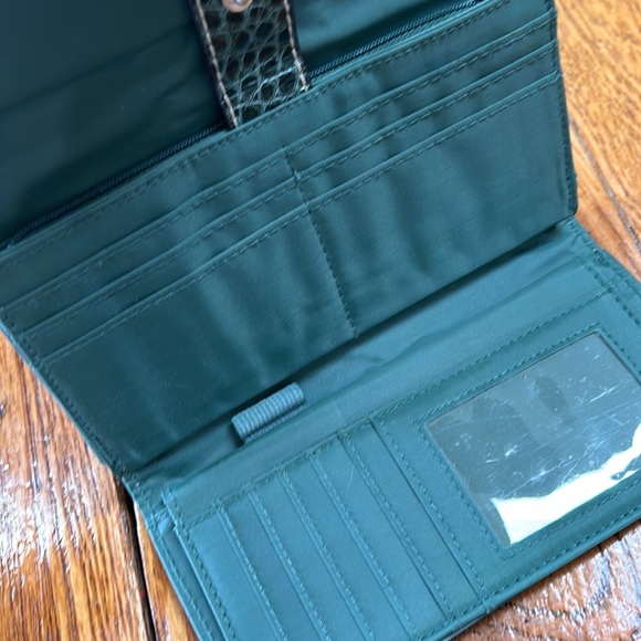 Faux leather green wallet.  Good condition. Lots of pockets and pouches. - Picture 4 of 8
